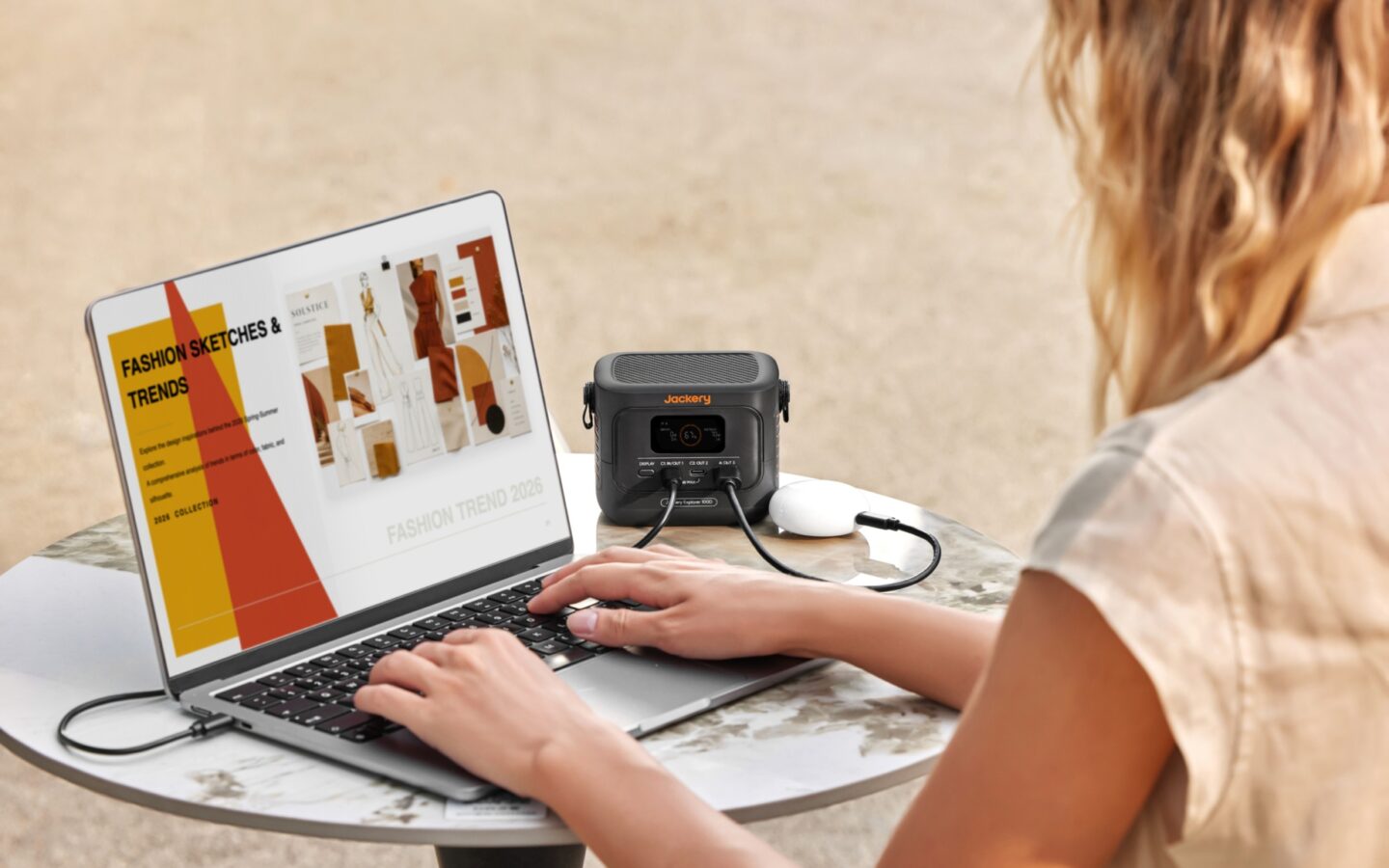 Jackery Explorer 100D beim mobilen Arbeiten im Freien