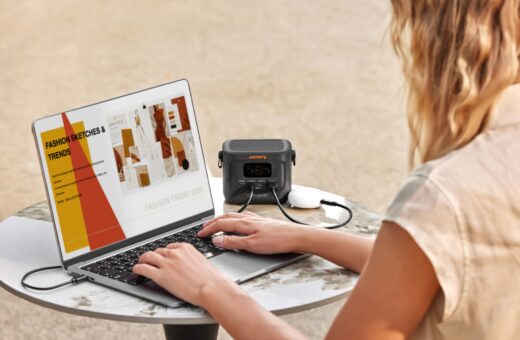 Jackery Explorer 100D beim mobilen Arbeiten im Freien